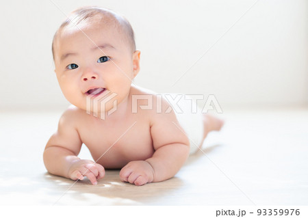 うつ伏せができるようになった赤ちゃん　タミータイム　首すわりが完了した赤ちゃん　確認方法　生後4ヶ月 93359976