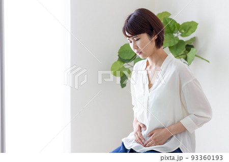 腹痛の女性 腹痛の女性 93360193