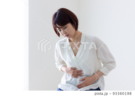 腹痛の女性 腹痛の女性 93360198