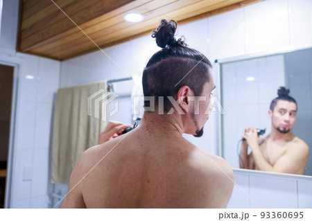 髪の毛をセルフカットする男性の後ろ姿 93360695