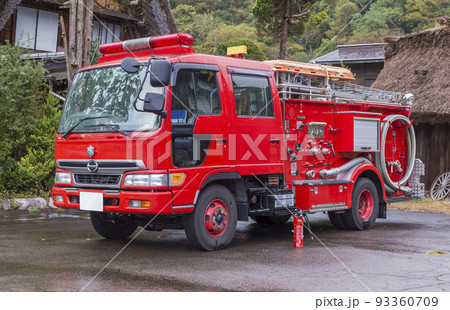 待機する消防車 消防車 緊急車両 白川郷 待機する消防車 消防車 緊急車両 白川郷 93360709