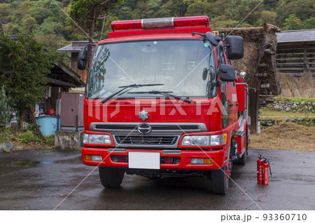 待機する消防車 消防車 緊急車両 白川郷 待機する消防車 消防車 緊急車両 白川郷 93360710