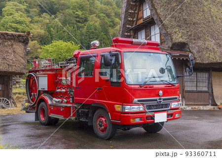 待機する消防車 消防車 緊急車両 白川郷 待機する消防車 消防車 緊急車両 白川郷 93360711