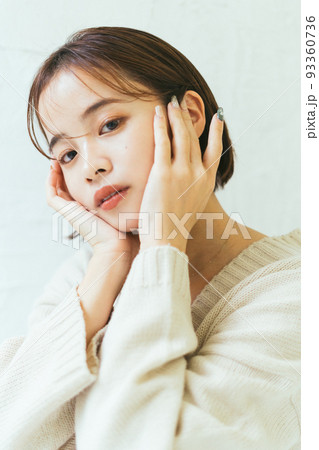 女性　ヘアスタイル 93360736