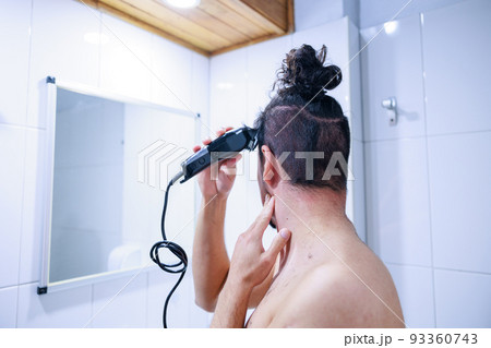 髪の毛をセルフカットする男性の後ろ姿 93360743