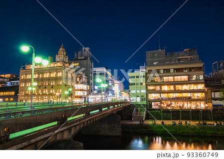 京都　夜の四条大橋 93360749