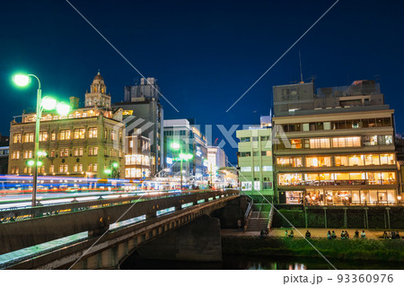 京都　夜の四条大橋 93360976