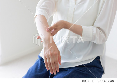 女性の手首 女性の手首 93361200