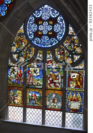 限定作品 ピストルと熊 スイス ヴィンテージ ステンドグラス 激レア スイス・ベルンの教会のステンドグラスの写真素材 [93362433] - PIXTA