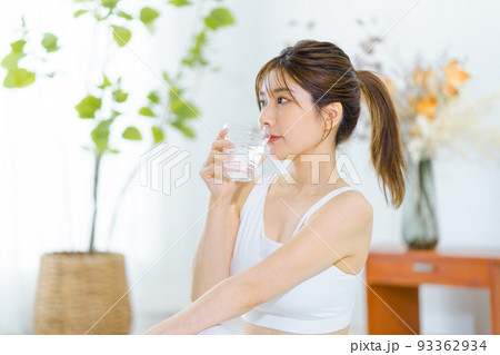 若い女性(水分補給、ヨガ、ストレッチ 若い女性(水分補給、ヨガ、ストレッチ 93362934