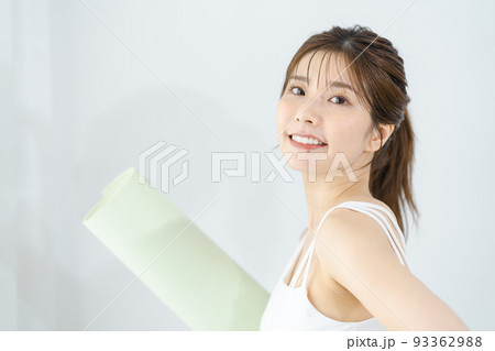 若い女性(ヨガ、ヨガマット 若い女性(ヨガ、ヨガマット 93362988