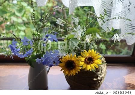 朝摘みの花を出窓に飾る 93363943