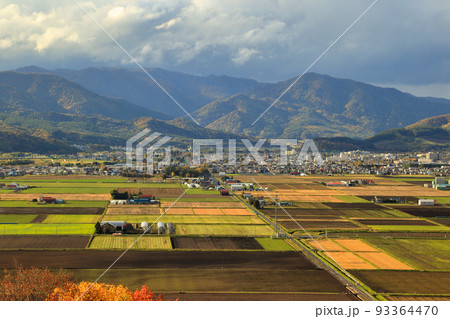 ハートヒルパーク展望台から望む秋の富良野 ( 10月 / 北海道 富良野市 ) ハートヒルパーク展望台から望む秋の富良野 ( 10月 / 北海道 富良野市 ) 93364470