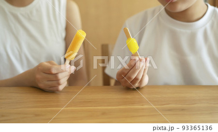 アイスキャンディーを食べる子供たち	 93365136