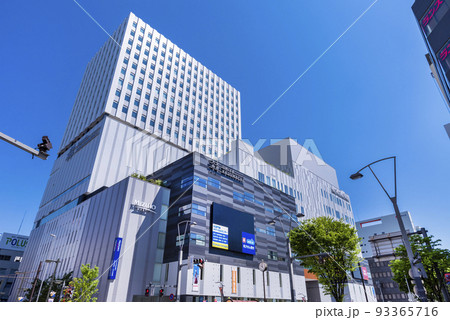 大宮駅東口に開業した複合施設「大宮門街」のビルディング（2022年5月撮影） 93365716