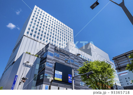 大宮駅東口に開業した複合施設「大宮門街」のビルディング(2022年5月撮影) 大宮駅東口に開業した複合施設「大宮門街」のビルディング(2022年5月撮影) 93365718