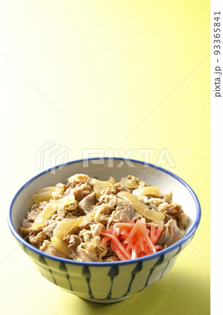紅生姜が乗っているシンプルな牛丼 紅生姜が乗っているシンプルな牛丼 93365841