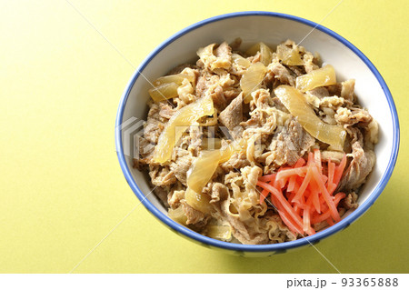 紅生姜が乗っているシンプルな牛丼を俯瞰で撮影 紅生姜が乗っているシンプルな牛丼を俯瞰で撮影 93365888
