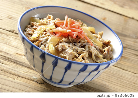 紅生姜が乗っているシンプルな牛丼 93366008