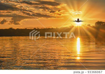 秘境・アマゾン川の美しいサンセット風景 93366067