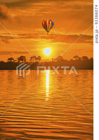 秘境・アマゾン川の美しいサンセット風景 93366074