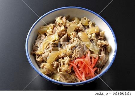 紅生姜が乗っているシンプルな牛丼を黒背景で俯瞰撮影 93366135