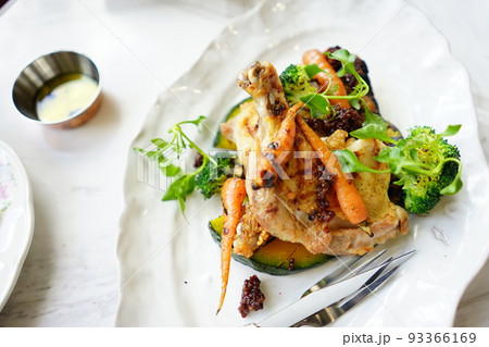 Roast chicken with baby carrot, broccoli, boiled pumpkin Roast chicken with baby carrot, broccoli, boiled pumpkin 93366169