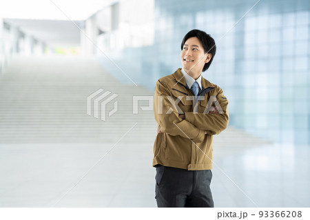 作業服の男性 作業服の男性 93366208