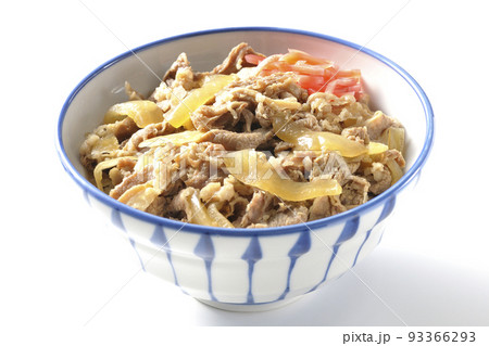 紅生姜が乗っているシンプルな牛丼を白背景で撮影 93366293