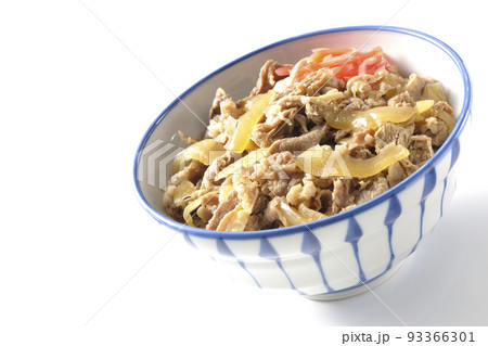 紅生姜が乗っているシンプルな牛丼を白背景で撮影 93366301