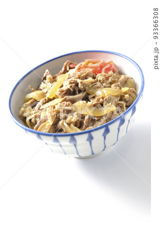 紅生姜が乗っているシンプルな牛丼を白背景で撮影 紅生姜が乗っているシンプルな牛丼を白背景で撮影 93366308