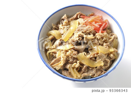 紅生姜が乗っているシンプルな牛丼を白背景で俯瞰撮影 93366343