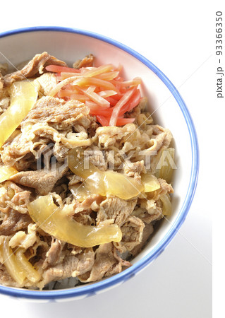紅生姜が乗っているシンプルな牛丼を白背景で俯瞰撮影 紅生姜が乗っているシンプルな牛丼を白背景で俯瞰撮影 93366350