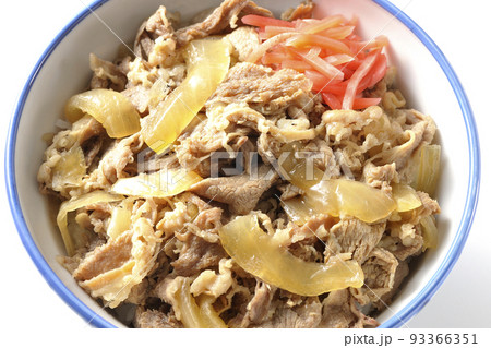 紅生姜が乗っているシンプルな牛丼を白背景で俯瞰撮影 紅生姜が乗っているシンプルな牛丼を白背景で俯瞰撮影 93366351