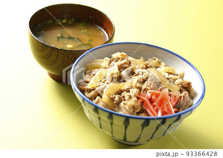 紅生姜が乗っているシンプルな牛丼と味噌汁 紅生姜が乗っているシンプルな牛丼と味噌汁 93366428