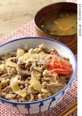 紅生姜が乗っているシンプルな牛丼と味噌汁 93366439