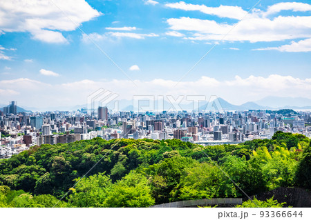 広島市西部の高台(竜王公園)付近から、広島市の南東方面を展望しています。瀬戸内海、似島が見えます。 93366644