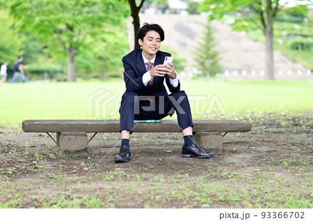 ベンチで休む若手ビジネスマン ベンチで休む若手ビジネスマン 93366702