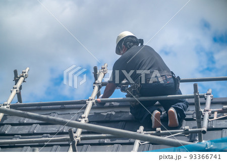 建設現場 屋根工事 雨漏り 屋根修理 施工 建設現場 屋根工事 雨漏り 屋根修理 施工 93366741
