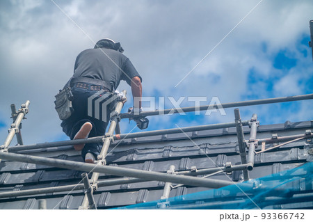 建設現場　屋根工事　雨漏り　屋根修理　施工 93366742