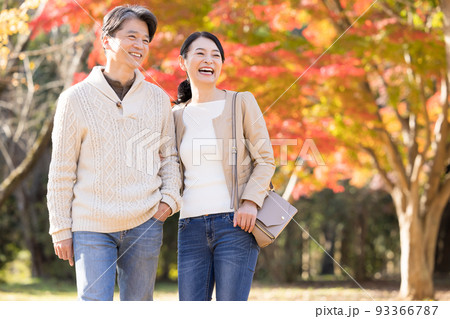 旅行イメージ　紅葉狩りを楽しむミドル夫婦 93366787