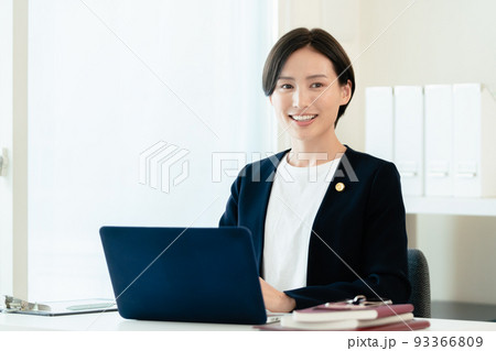 パソコンに向かう弁護士女性 93366809