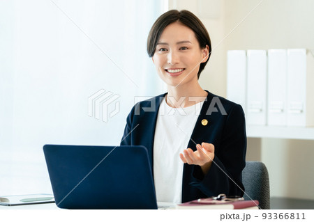 パソコンに向かう弁護士女性 93366811