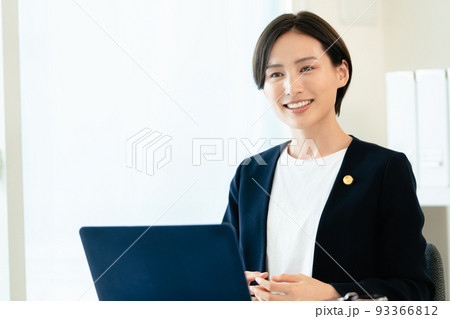 パソコンに向かう弁護士女性 93366812