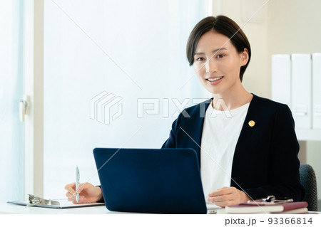 パソコンに向かう弁護士女性 93366814