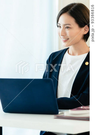 パソコンに向かう弁護士女性 93366816