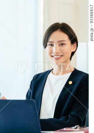 パソコンに向かう弁護士女性 93366817