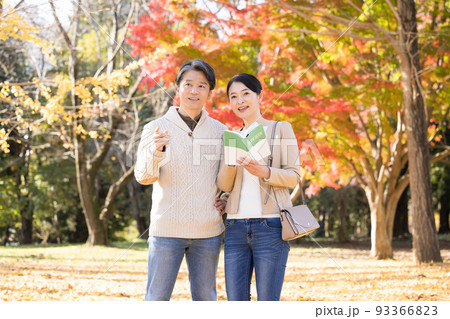旅行イメージ　紅葉狩りを楽しむミドル夫婦 93366823