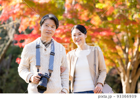 旅行イメージ　紅葉狩りを楽しむミドル夫婦 93366939