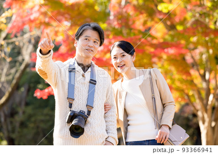 旅行イメージ 紅葉狩りを楽しむミドル夫婦 旅行イメージ 紅葉狩りを楽しむミドル夫婦 93366941